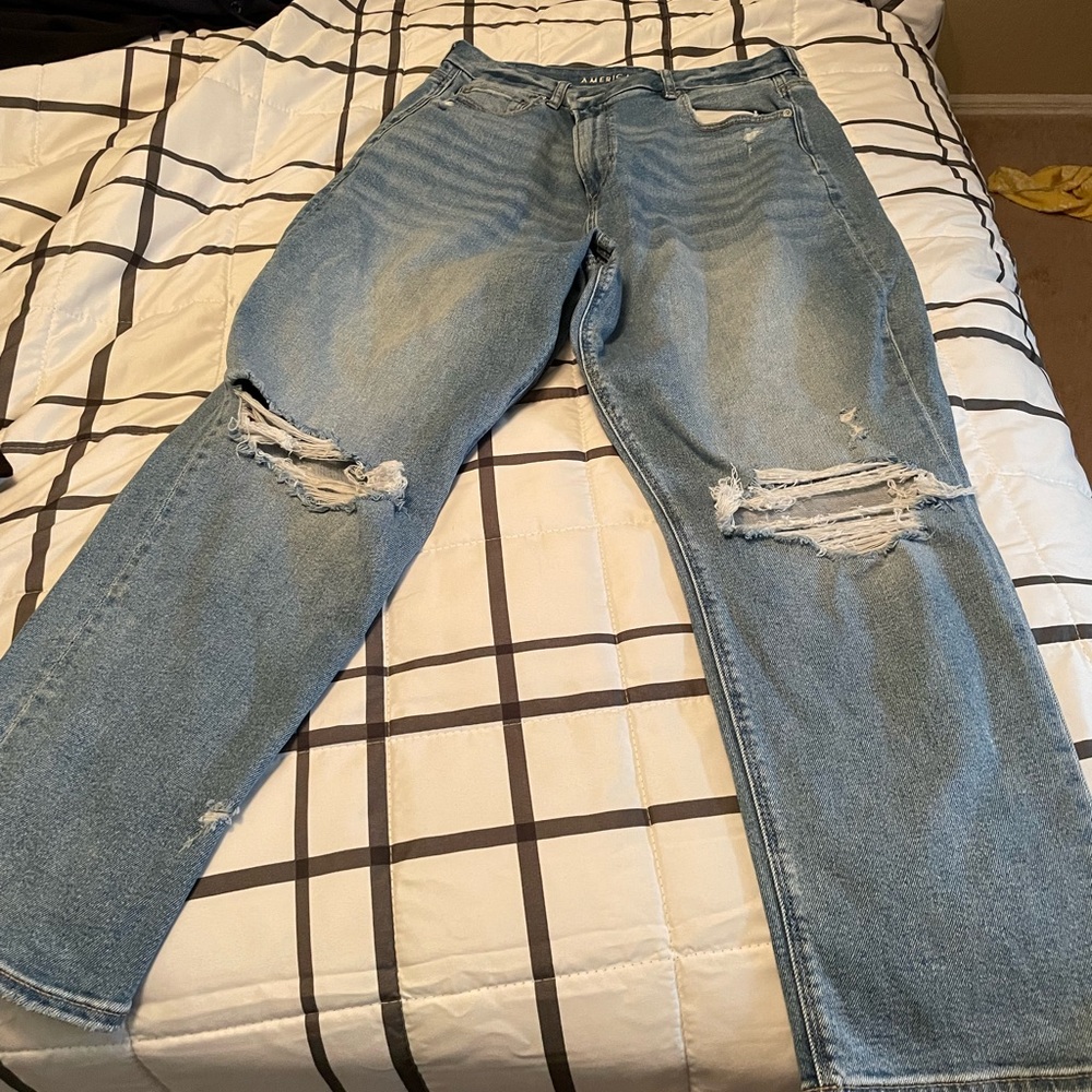 American Eagle curvey mom distressed Jean